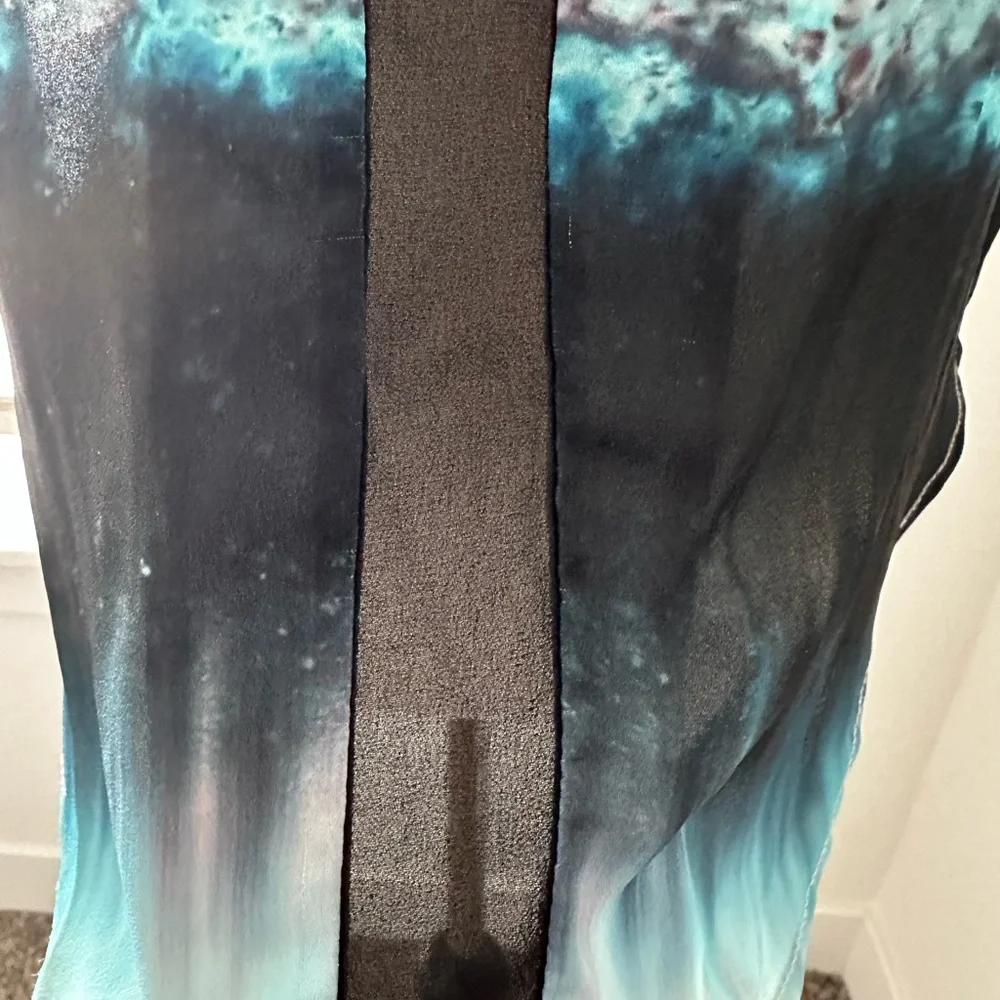 High-Low Abstract Blouse - Picture 7 of 9